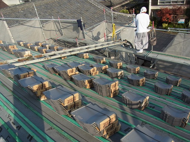 瓦を屋根の上にあげる